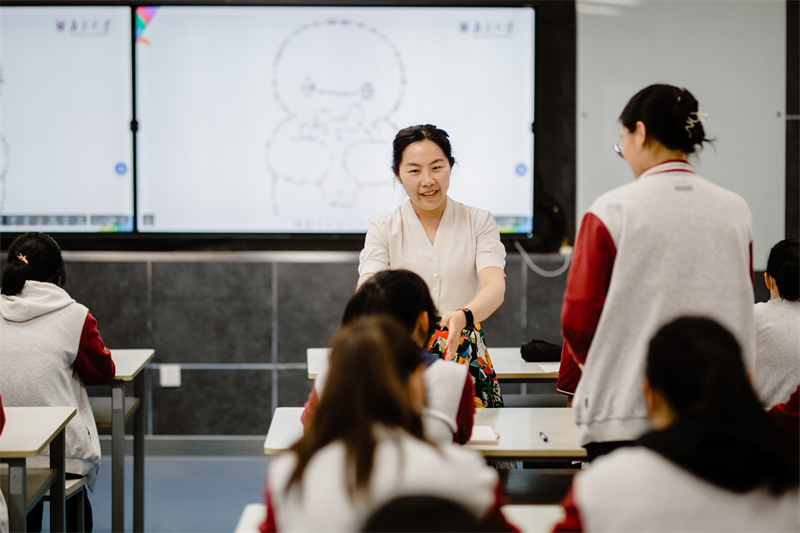 南京市中华中学：批判性思维助学子高飞携手顶级高校“双高”合作(图2)