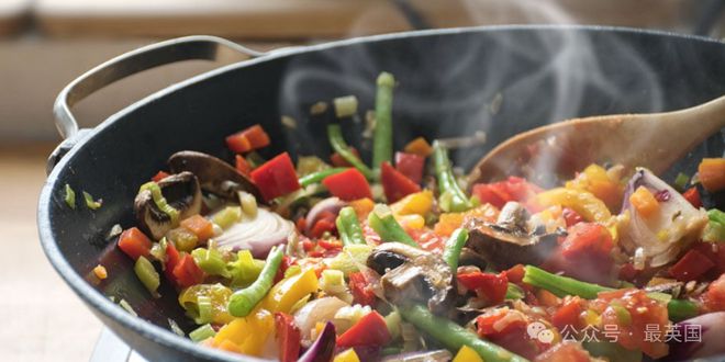 被移民局多次拒签还能来英国吗？他申请英国工签成功交出完美答案!五年全家永居啦!(图2)