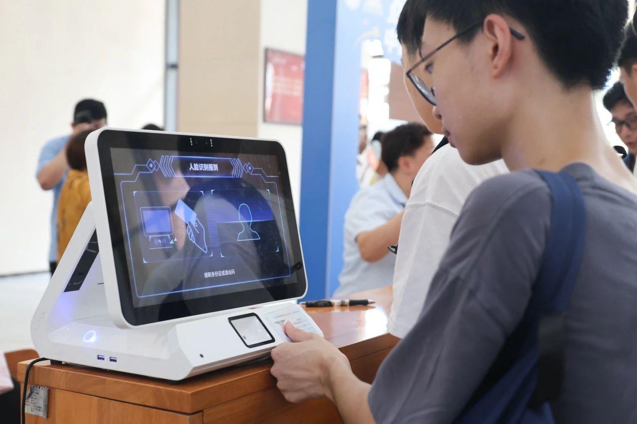 暖心礼包、社团展演、音乐晚会……中大迎八千余名“世纪华诞级”新生(图4)