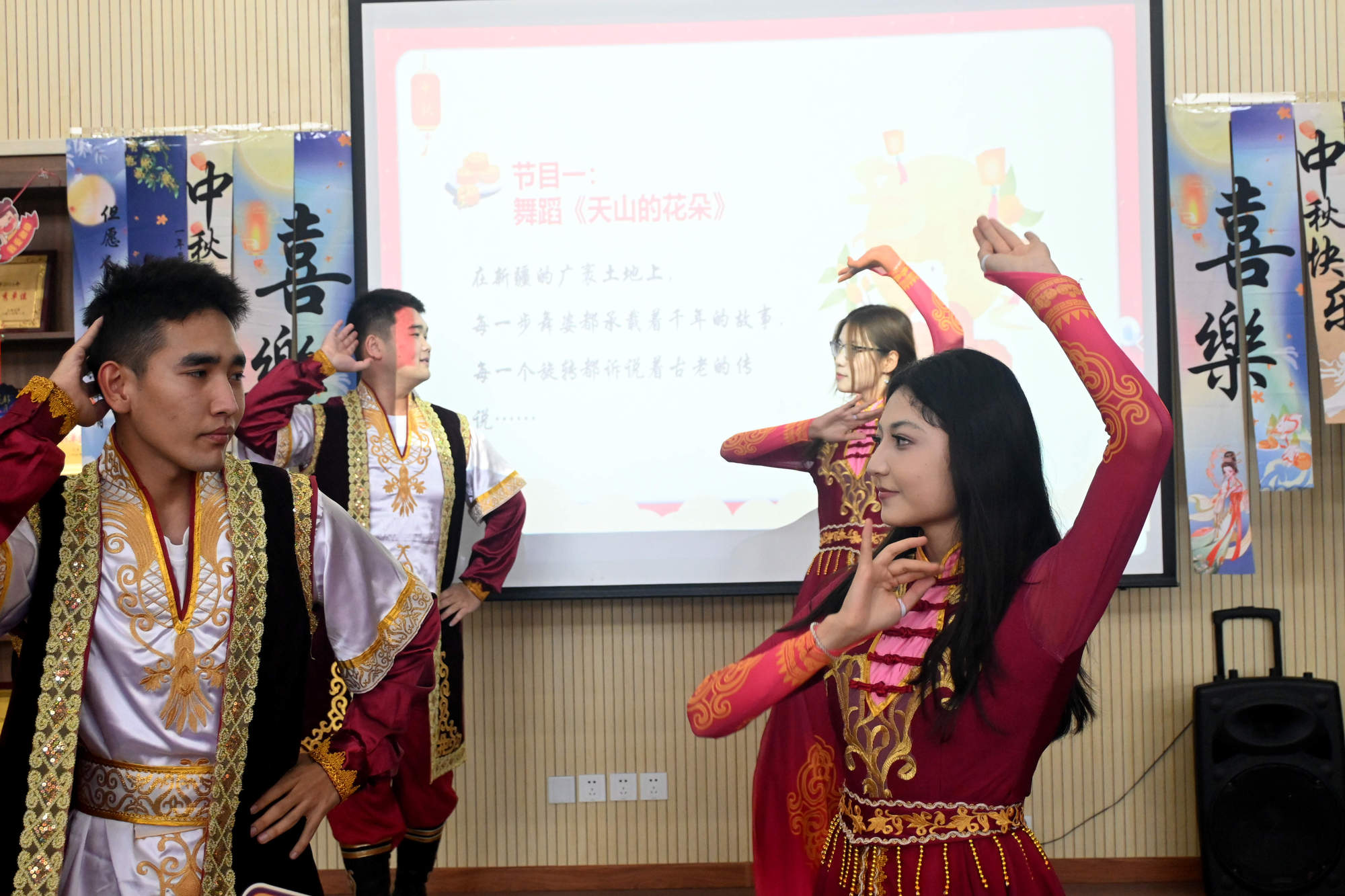 天津大学缤纷中秋活动惠及中外新生(图2)