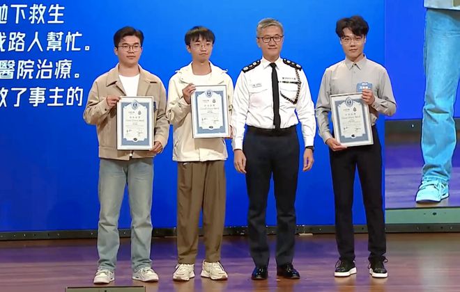 三位深圳大学学生做了件大事！香港警队一哥亲自发奖！(图2)